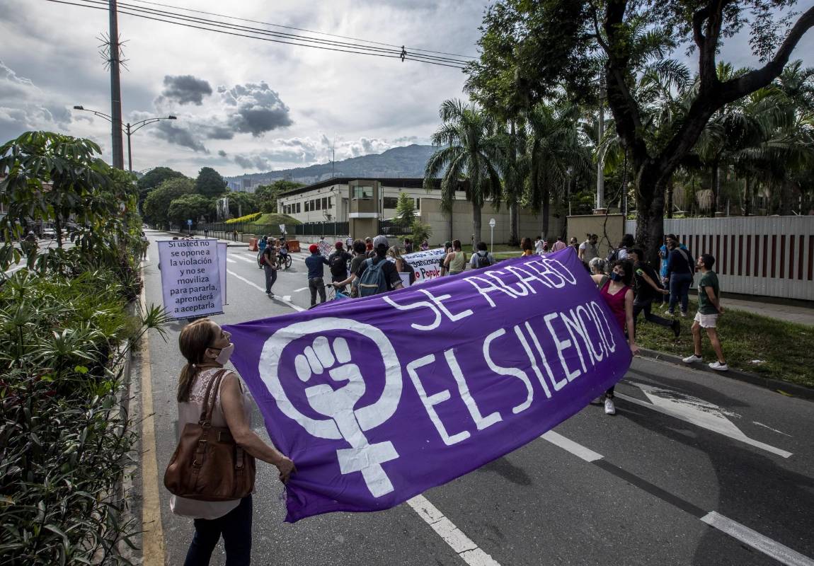 Al lugar llegaron mas de 80 personas con carteles y gritos de repudio contra el horrible crimen. Foto: Camilo Suárez