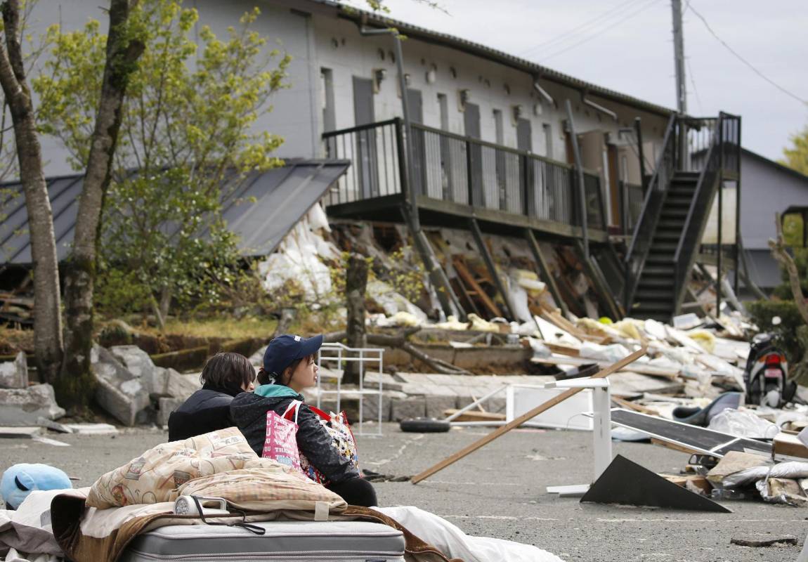 Unas 69.000 personas más en toda la región fueron evacuadas y alrededor de 200.000 hogares sufrieron cortes de electricidad y gas en la prefectura de Kumamoto, donde se han cancelado los vuelos y recorridos de trenes bala o Shinkansen.