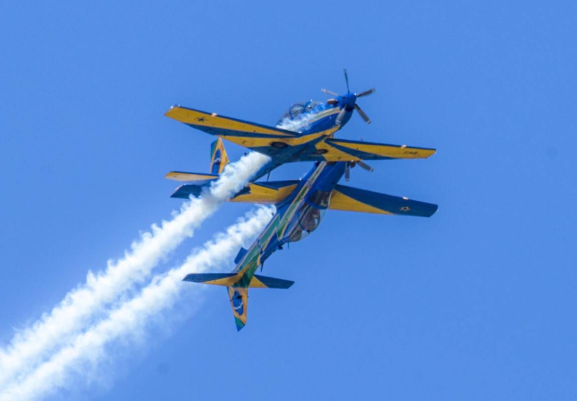 La exhibición de precisión asombró a los asistentes porque saben que un error le puede costar la vida a los pilotos. FOTO JUAN ANTONIO SÁNCHEZ