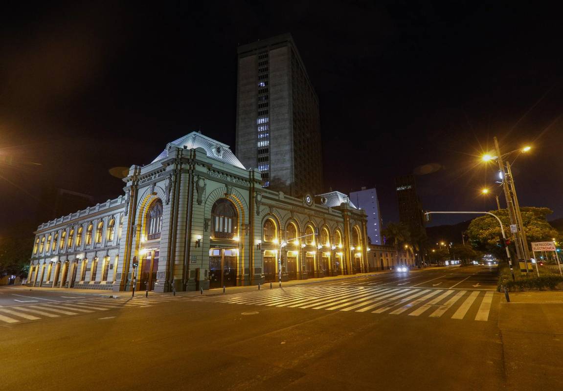 La cuarentena por la vida, en el marco de la alerta naranja en Antioquía, el transito de peatones se redujo un 95% en las calles de Medellín. Foto: Manuel Saldarriaga Quintero.