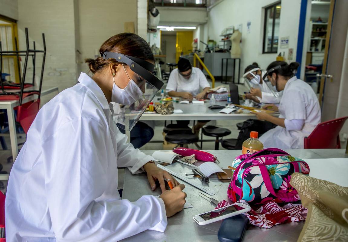Los estudiantes deben cumplir con el distanciamiento social en los laboratorios. Foto: Juan Antonio Sánches