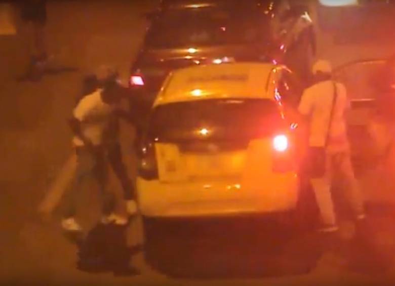 Los capturados asaltaban a pasajeros de taxis en el Centro. FOTO CAPTURA DE VIDEO 