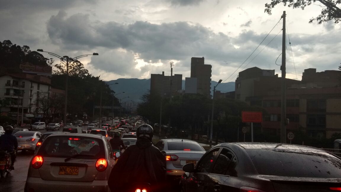 Este es el trancón que se armó en la avenida 33 tras las fuertes lluvias. FOTO RICARDO MONSALVE 