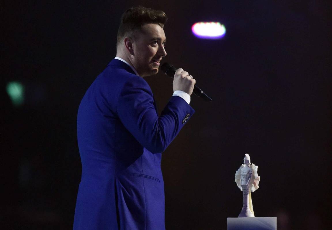 Sam Smith resultó ganador en la categoría Mejor actuación. FOTO Reuters