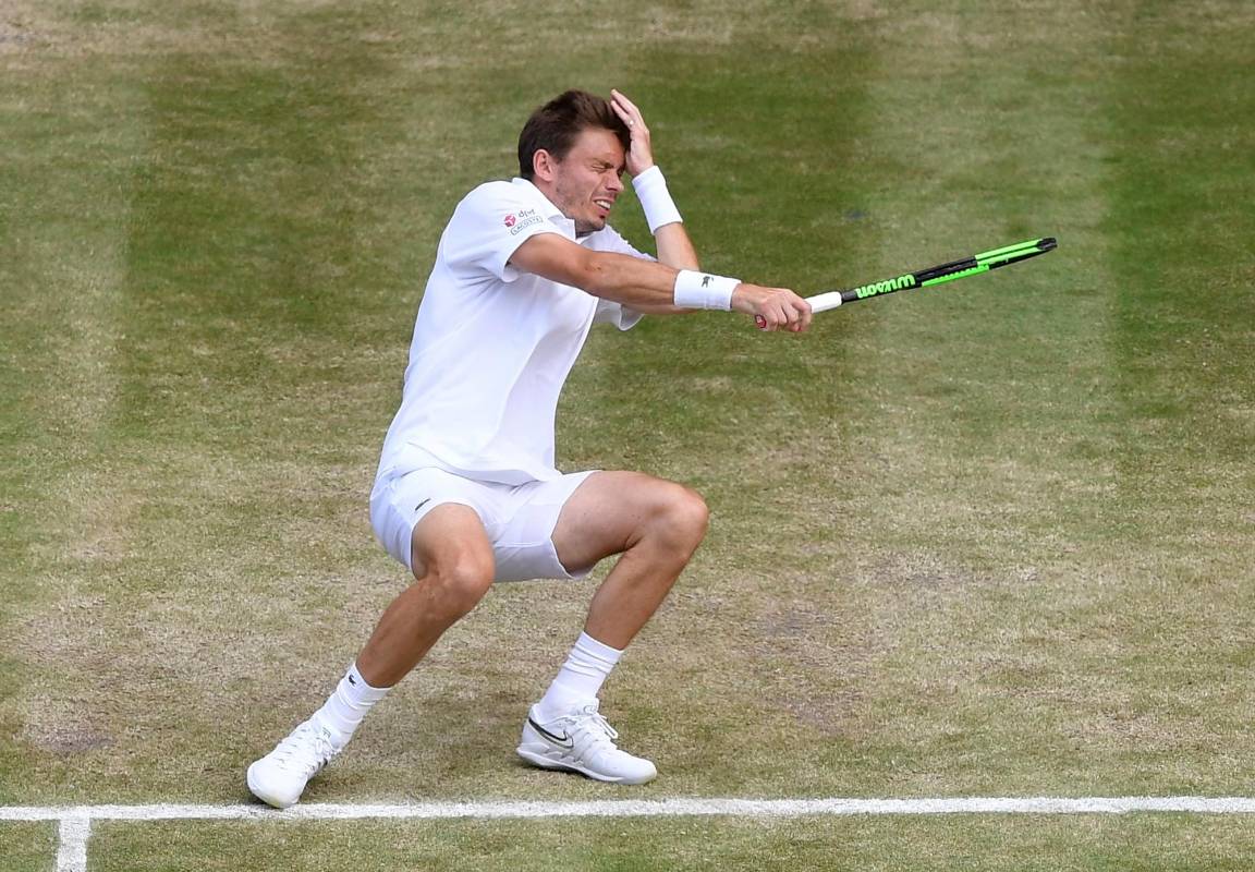 Uno de los rivales de la dupla colombiana, Nicolás Mahut, sufrió un pelotazo en el cierre del primer set. FOTO REUTERS