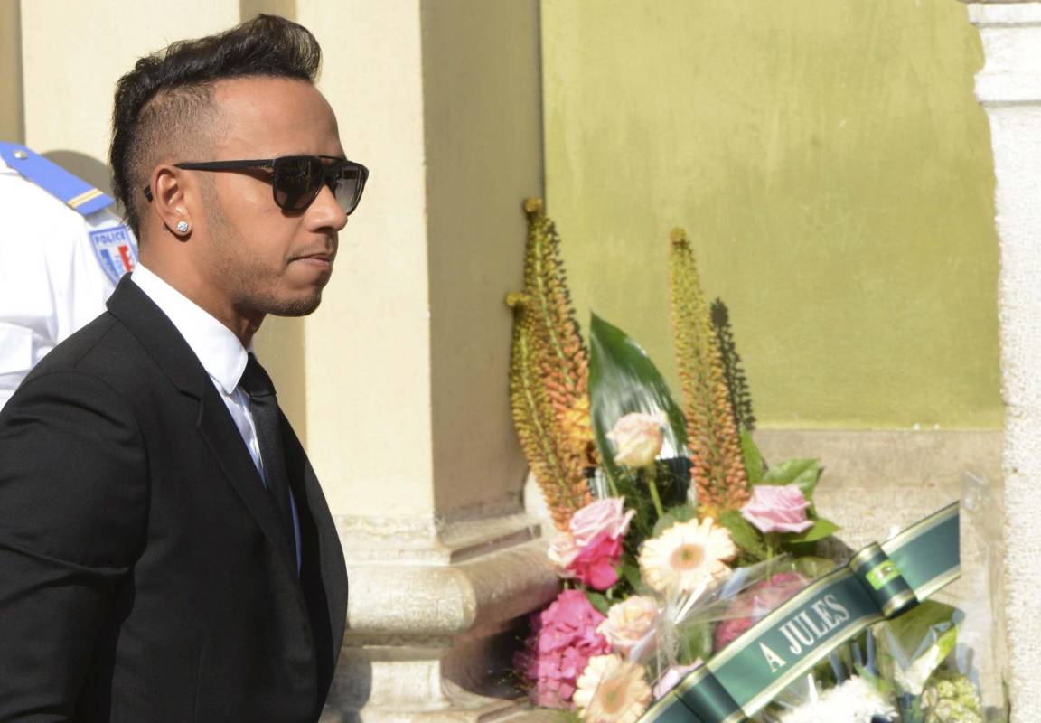 Lewis Hamilton, el actual campeón con Mercedes, asistió al servicio en la catedral Sainte-Reparate de Niza junto a los ex campeones Alain Prost, Jenson Button y Sebastian Vettel. FOTO REUTERS