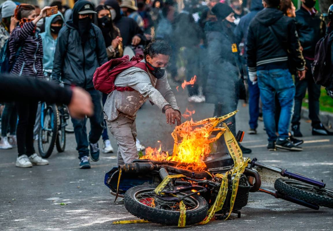 La muerte del abogado Javier Ordóñez, en Bogotá, quien murió después de un procedimiento policial en el que se habría presentado exceso de fuerza por parte de dos uniformados, desató una serie de protestas en todo el país. FOTO AFP