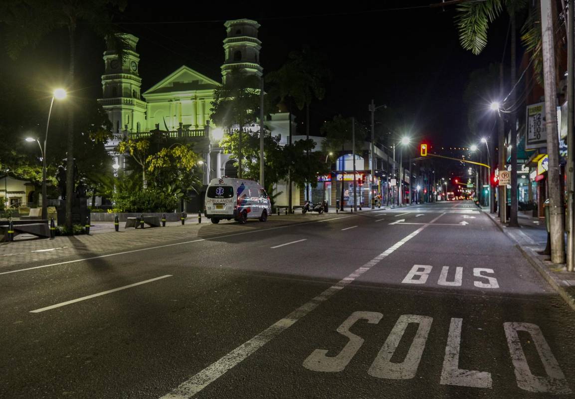La cuarentena por la vida, en el marco de la alerta naranja en Antioquía, el transito de peatones se redujo un 95% en las calles de Medellín. Foto: Manuel Saldarriaga Quintero.