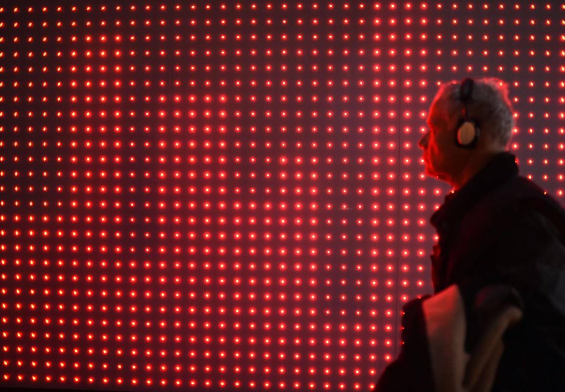 El MoMA hasta invita a los niños a participar mediante tabletas electrónicas que activan los instrumentos personalizados que Björk popularizó en Biophilia. FOTO AFP