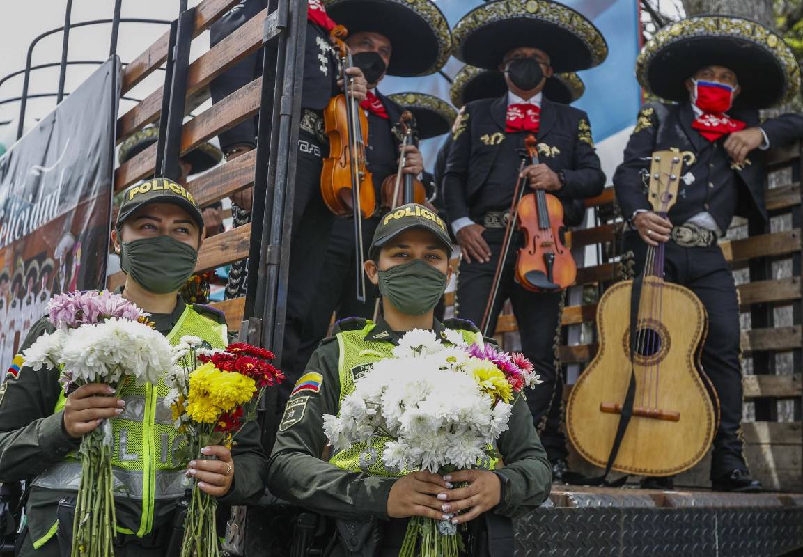 Sorprendidas quedaron las madres en la unidad intermedia la piloto del barrio Manrique de Medellín, cuando llegaron miembros de la policía Metropolitana acompañados de un conjunto de mariachis a celebrarles su día especial. Foto: Manuel Saldarriaga Quintero.