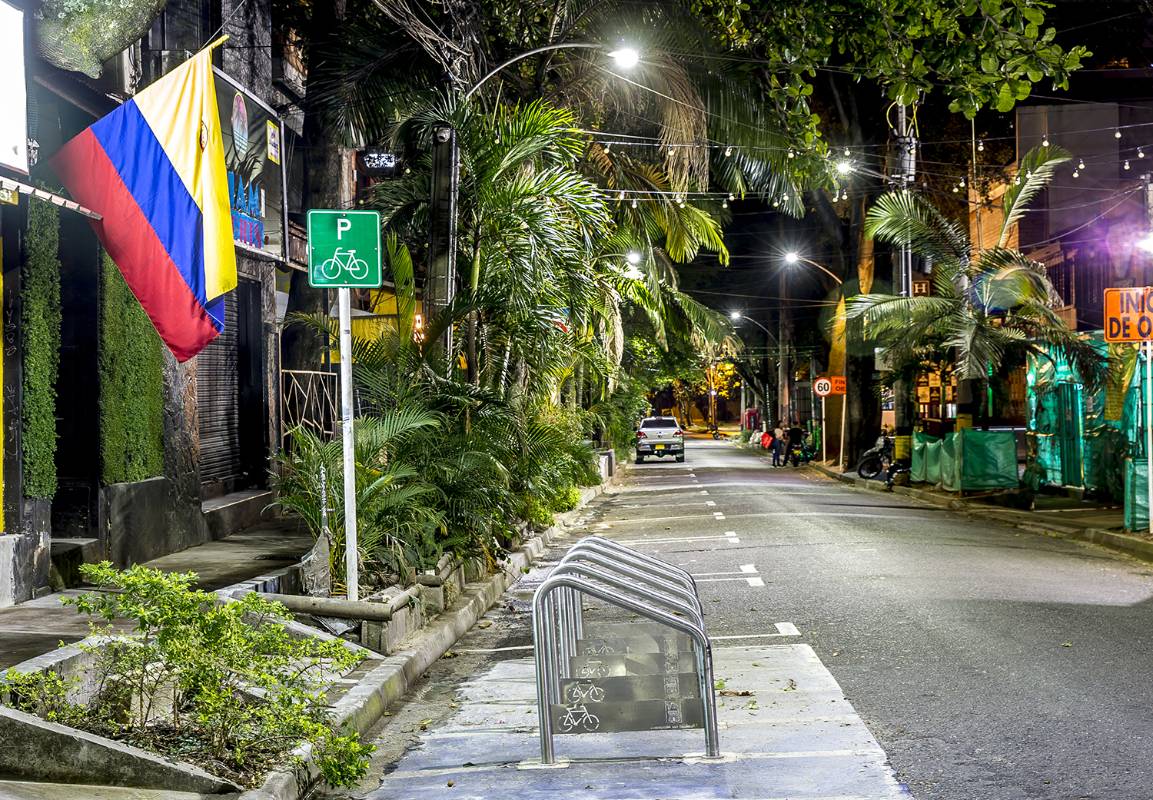 Solo en el Parque Lleras, zona rosa de la capital antioqueña, más de 70 establecimientos declararon el cierre definitivo de los locales. Foto Juan Antonio Sánchez Ocampo