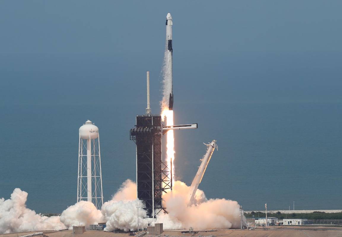 El cohete despegó del Centro Espacial Kennedy, en Florida. Es la primera vez que una empresa privada de Estados Unidos logra concretar una misión de esta naturaleza para la Nasa. FOTO AFP