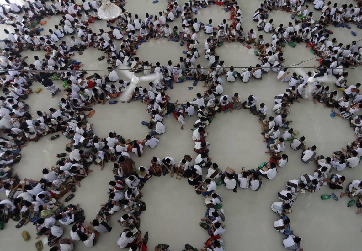 Este mes conmemora el momento en que Alá, dios de los musulmanes entrega las escrituras sagradas a Mahoma, su profeta. Durante todo el mes se privilegia la oración, el estudio de las escrituras y el ayuno durante las horas de sol. Foto: Reuters