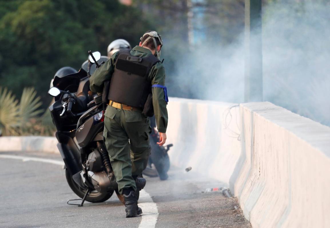 La oposición y los militares leales al régimen de Maduro iniciaron enfrentamientos con gases lacrimógenos y esporádicamente hubo disparos. FOTO: Reuters