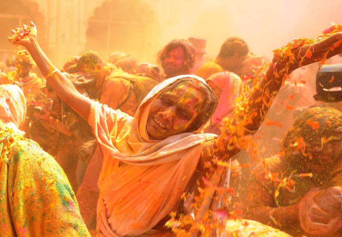 Además de llevar a cabo este Holi inclusivo, Sulabh International atiende a diario a unas 900 mujeres en situación de viudedad, en su mayoría de entre 50 y 80 años, en siete centros ubicados en Vrindavan. FOTO AFP