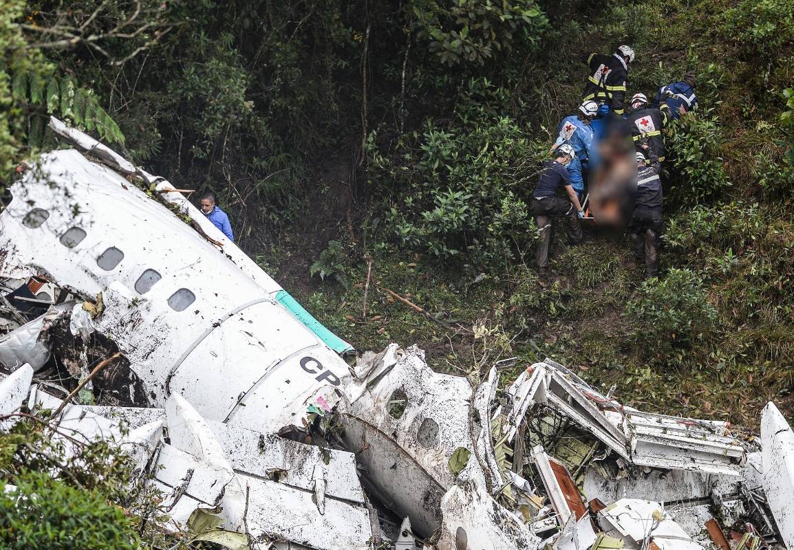En la aeronave viajaban los jugadores, el cuerpo técnico y algunos directivos del club Chapecoense que este miércoles tenía programado disputar el primer partido de la final de la Copa Sudamericana. FOTO AFP