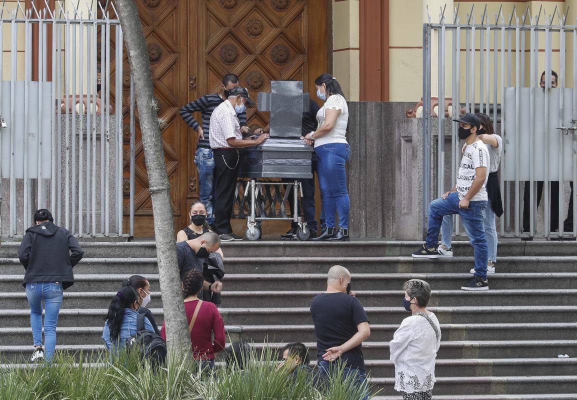 En las ceremonia y velaciones hay espacios demarcados. Los contagiados por covid - 19 no son velados si no cremados, y las cenizas se devuelven a su familia. Foto: Manuel Saldarriaga Quintero