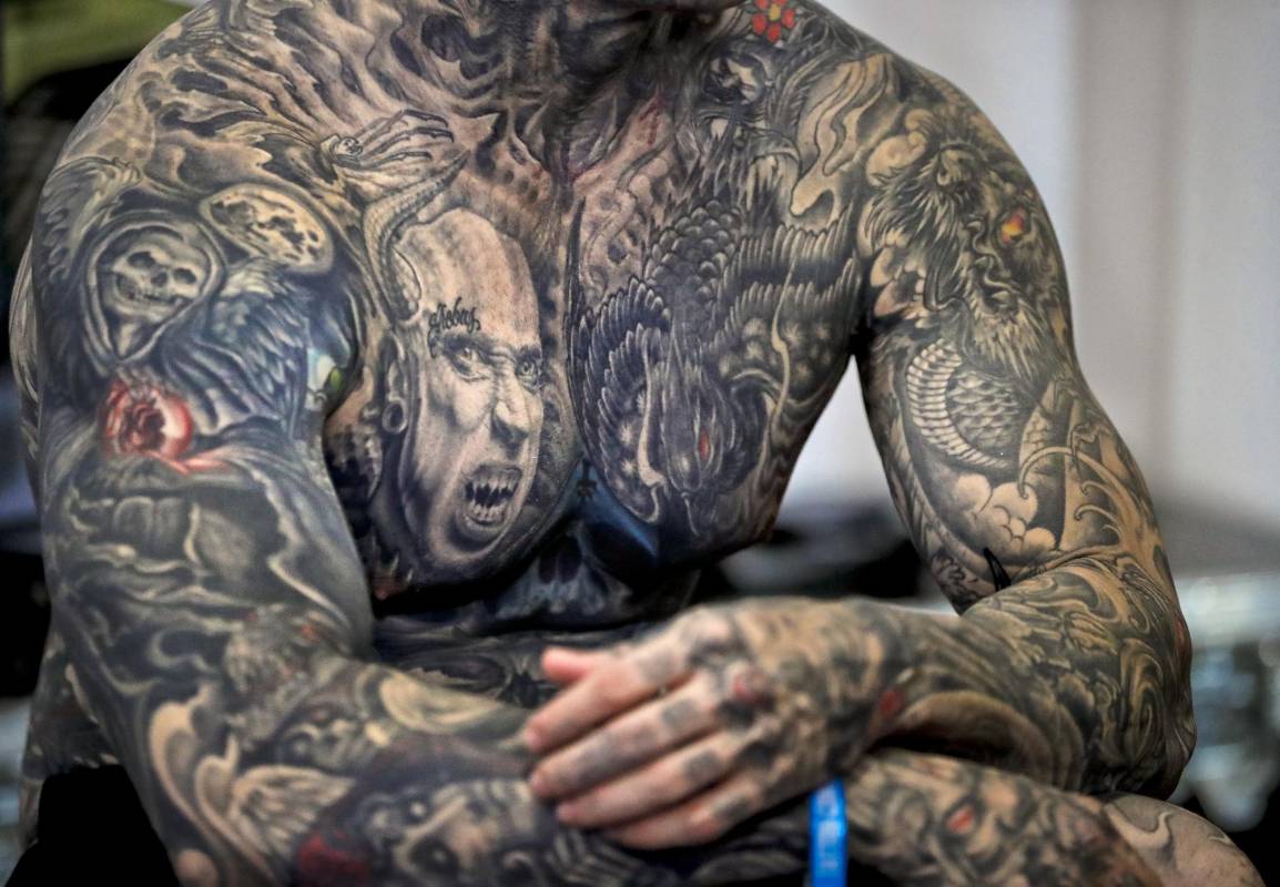La tendencia hoy es realizar tatuajes con diseños que suelen cubrir el cuerpo entero o que son de gran tamaño. FOTO AP
