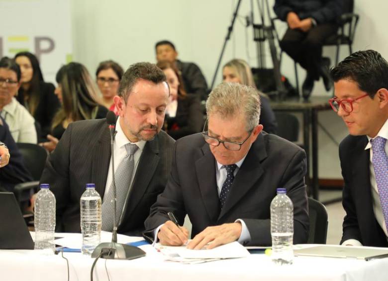 Momento en el que el general (r) Mario Montoya, firma el acta de sometimiento a la JEP en octubre de 2018. FOTO colprensa