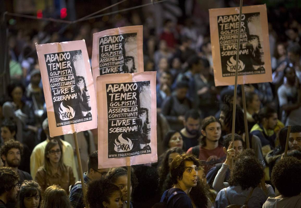 Dilma Rousseff, la primera presidenta mujer del Brasil, fue suspendida de su cargo hasta por 180 días mediante una figura parlamentaria llamada ‘impeachment’. FOTO AFP