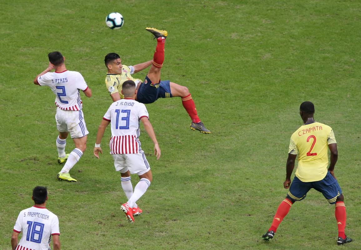 Colombia avisó que quería el gol, primero con un tiro de Edwin Cardona delante del punto penal y poco después con una chilena que se inventó Falcao y que despertó aplausos en las gradas. FOTO REUTERS