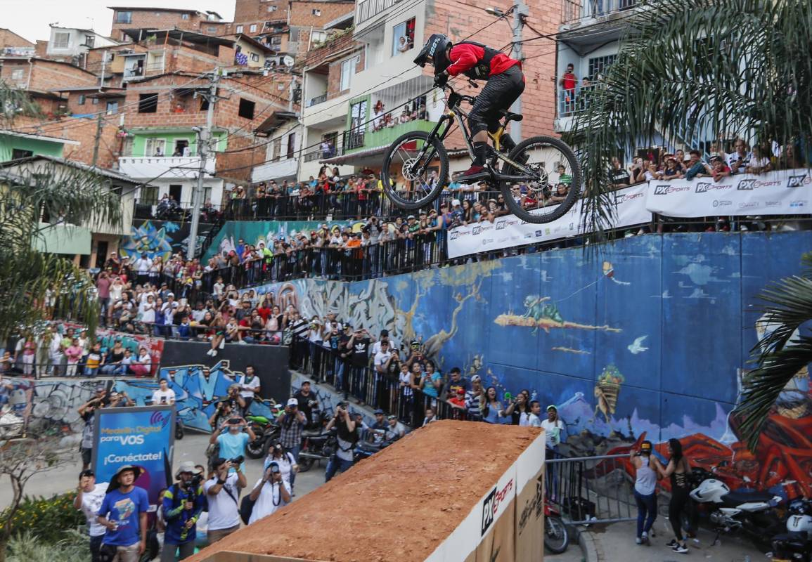 Con la realización de la carrera Downhill Challenge, la organización del Guinness World Records le concedió a Medellín el titulo de la pista urbana de ciclismo más larga del mundo. Foto: Robinson Sáenz