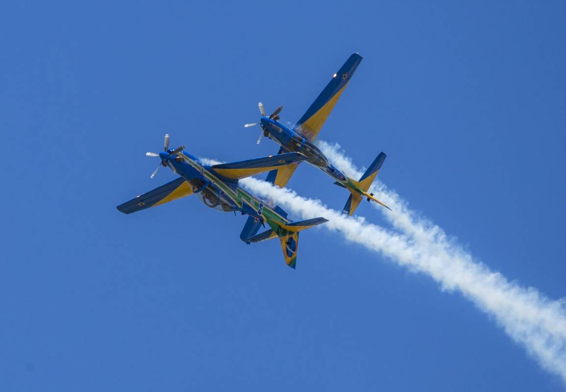 La feria aeronáutica colombiana F-AIR 2017, una de las principales en América Latina, comenzó este jueves con una exhibición de maniobras de las escuadrillas de las fuerzas aéreas de Estados Unidos, Brasil y Colombia. FOTO JUAN ANTONIO SÁNCHEZ