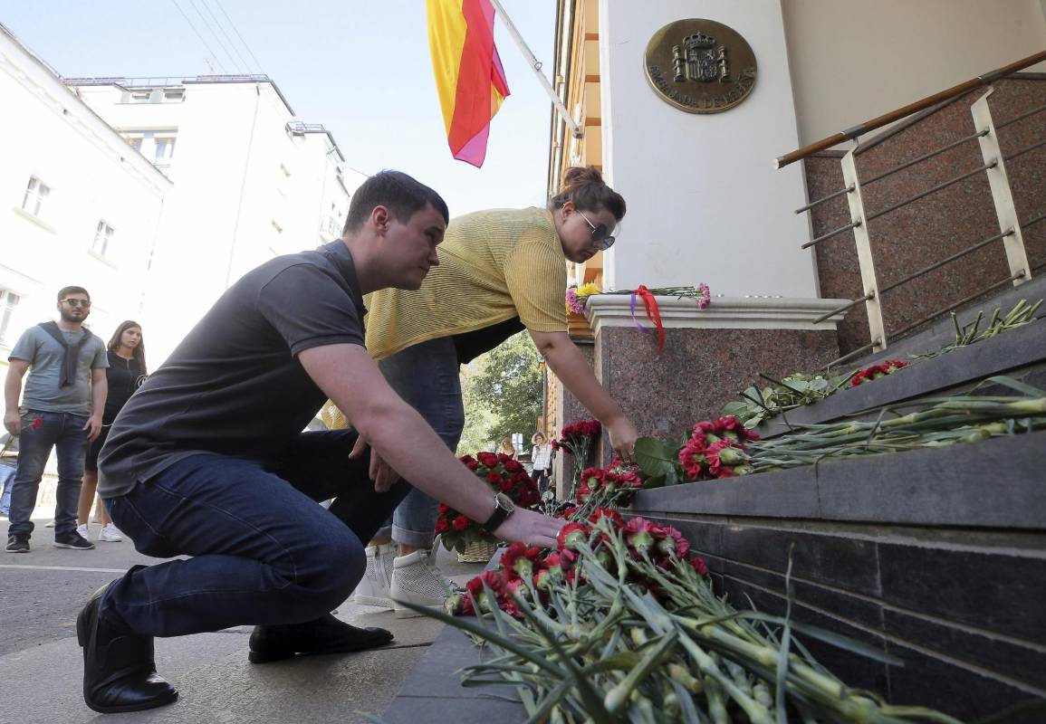 Entre homenajes a las víctimas y relatos del horror vivido transcurren las horas posteriores al ataque terrorista perpetrado por una célula yihadista. FOTO EFE