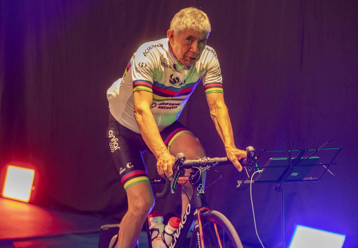 La prueba simula estar corriendo en el velódromo de Medellín, que lleva el nombre del emblemático ciclista. En la foto, Javier Ñato Suárez. FOTO MANUEL SALDARRIAGA