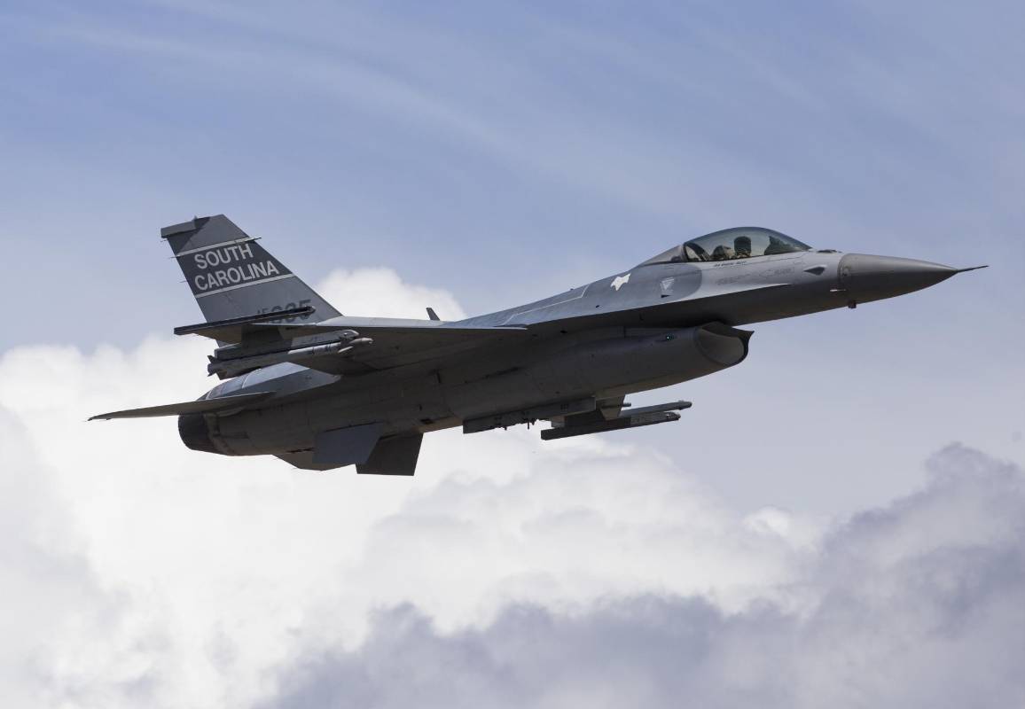 También llegaron siete F-16, en el Aeropuerto Internacional José María Córdova en Rionegro, Antioquia. FOTO CORTESÍA FAC