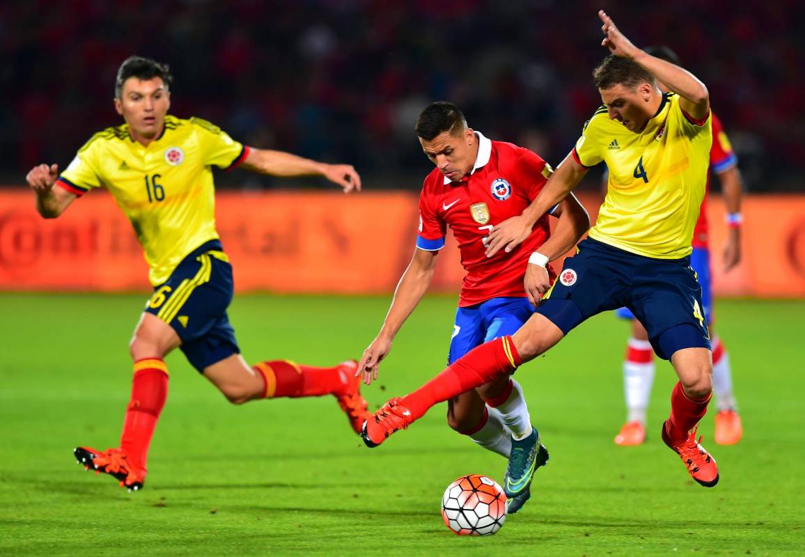 Santiago Arias jugó un buen partido conteniendo a uno de los mejores delantero del mundo, Alexis Sánchez. FOTO AFP