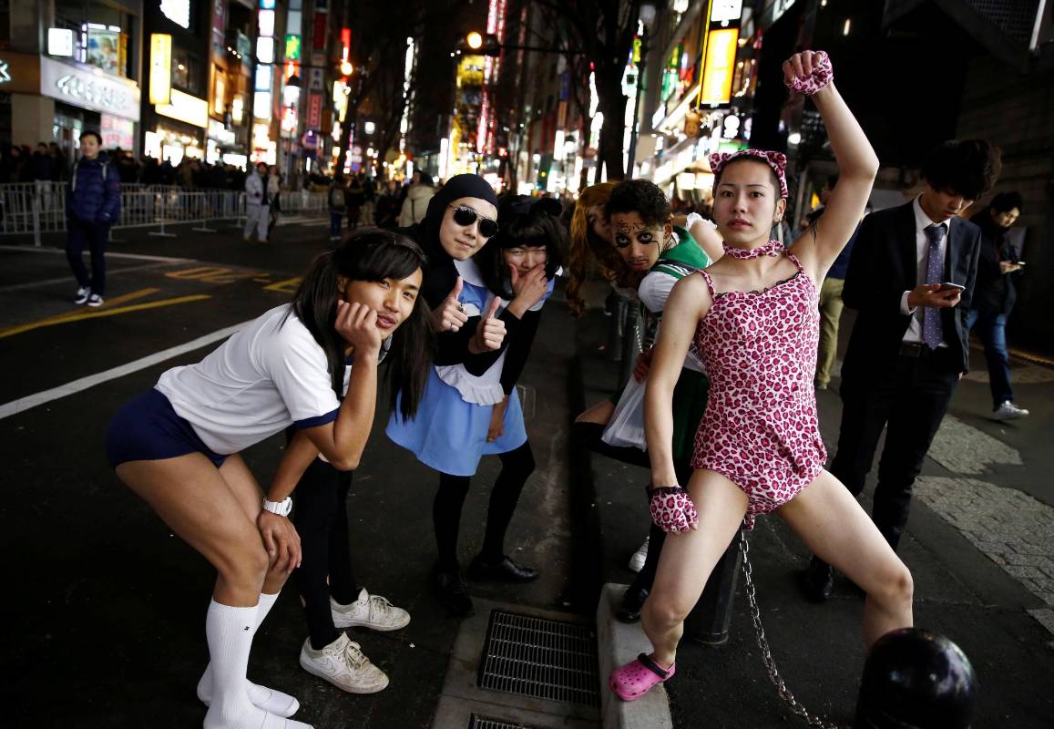 A pesar de que en Tokio la temperatura era de 5 grados centígrados a la medianoche, estos jóvenes japoneses salieron semidesnudos a recibir el Año Nuevo en las calles de la ciudad. FOTO Reuters