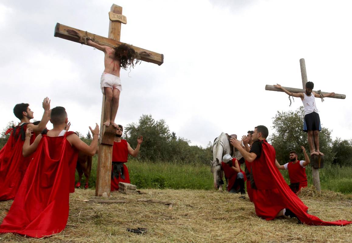 Fieles cristianos en el Líbano protagonizaron la pasión de Cristo. FOTO AFP