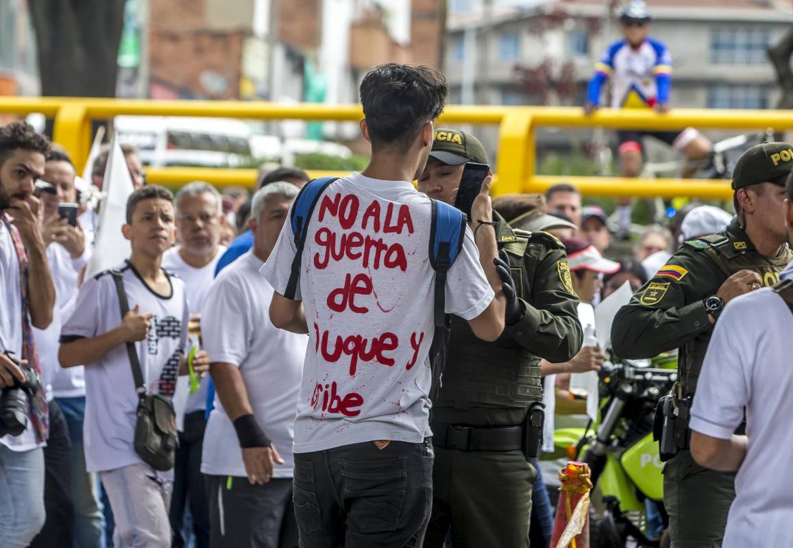 El lunar negro de la marcha la protagonizaron algunos manifestantes que agredieron a un joven por el mensaje que llevaba en su camiseta. Foto Juan Antonio Sánchez