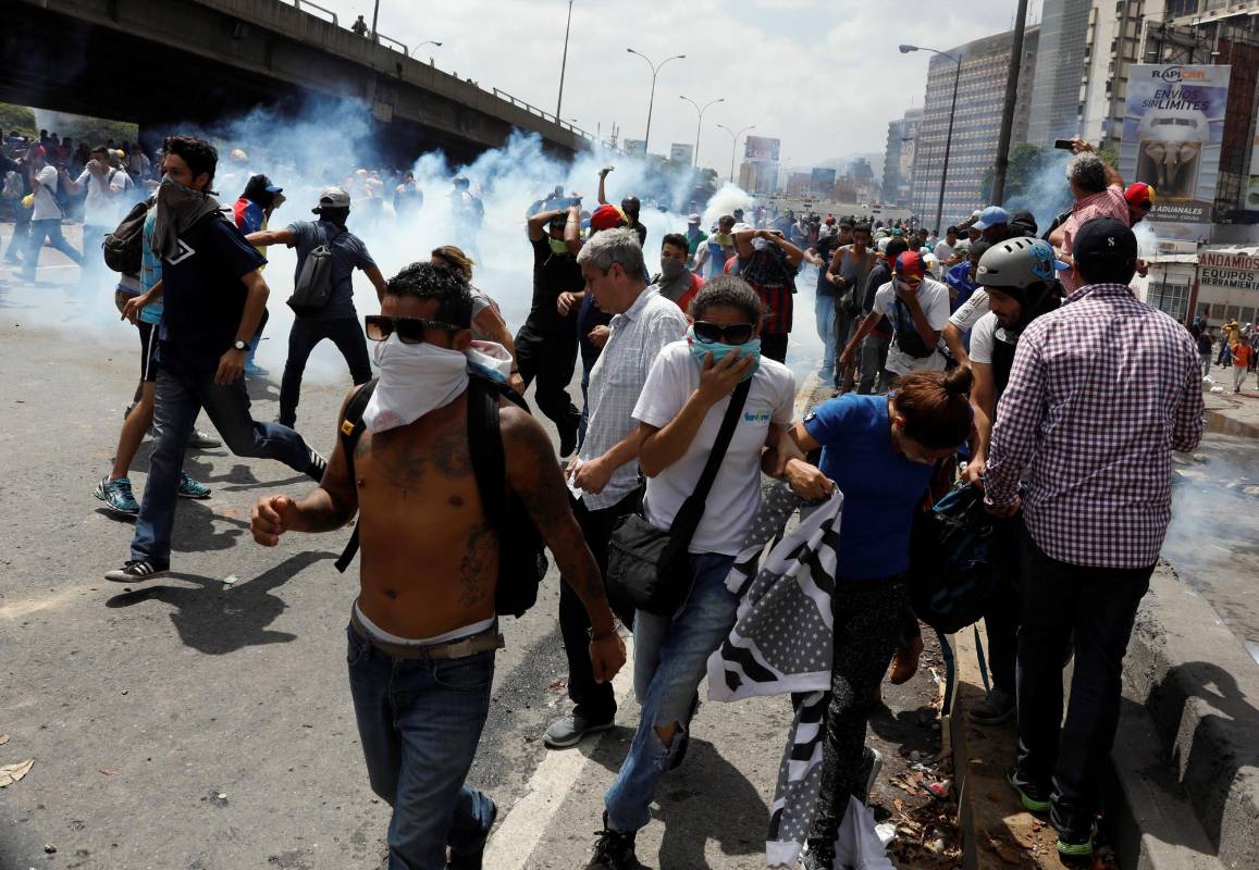 La PNB usó bombas lacrimógenas y agua en la autopista Francisco Fajardo, la principal arteria vial de Caracas, para intentar contener esta manifestación que provenía desde el este de la capital venezolana y en la que participaban miles de opositores. FOTO REUTERS