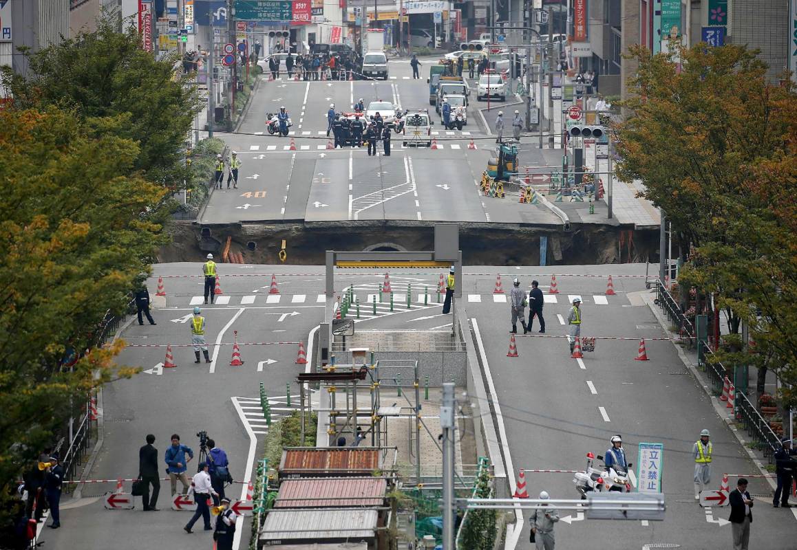El pavimento comenzó a hundirse en un cruce entre dos importantes avenidas frente a la estación ferroviaria de Hakata, la mayor de la ciudad. FOTO AFP