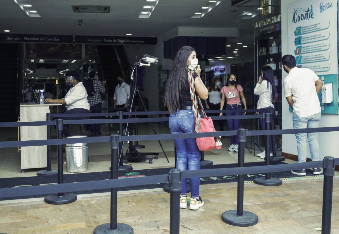 De manera cuidadosa y aplicando los controles de seguridad, en la cuidad de Medellín, aun en época de cuarentena por el covid-19, los centros comerciales Gran Plaza, Oviedo y el Mall de la Frontera, abrieron sus puertas para las personas que desean ir de compras en sus almacenes. Foto: Manuel Saldarriaga Quintero