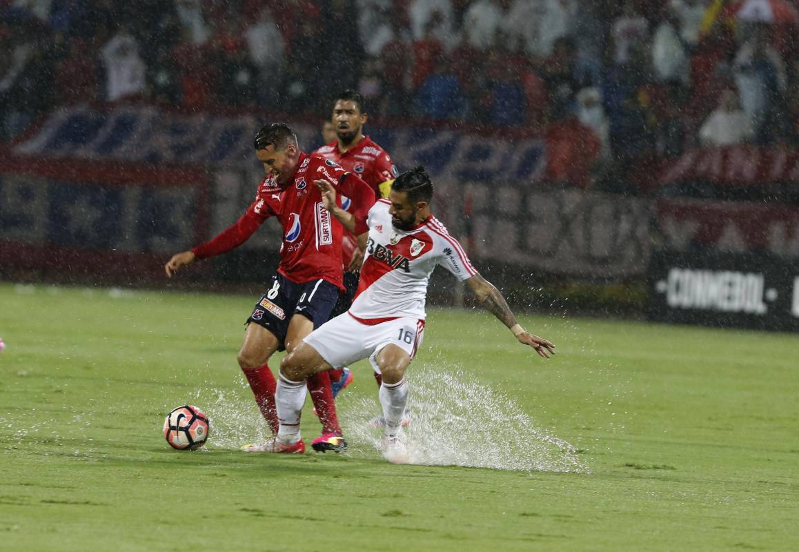 Por las inundaciones en la grama, el partido estuvo suspendido una hora. FOTO JAIME PÉREZ