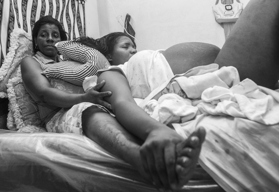 Liliana Moreno se agarró como pudo de las mujeres de la familia que la acompañaron en el proceso del parto. Feliciana Hurtado y Rosmilda Quiñonez fuerón las parteras que con mucho esfuerzo y cuidado asistieron el nacimiento del pequeño Jorge. El padre cortó el cordón úmbilical y luego abrazó su hijo. Foto: Manuel Saldarriaga Quntero