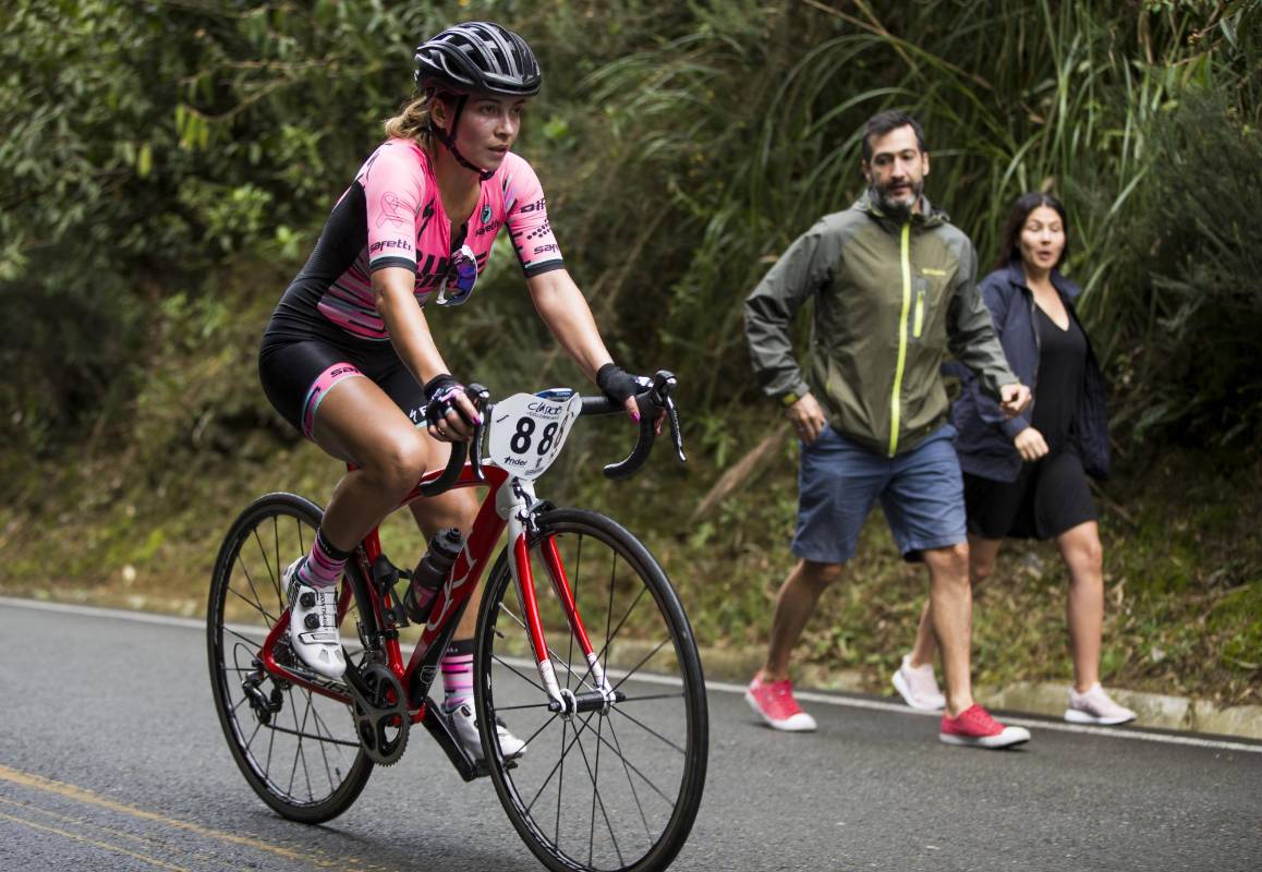 11,9 kilómetros, la mayoría en un ascenso pronunciado, pusieron a prueba los deportistas que se le midieron a subir una de las lomas más duras de Envigado. FOTO JAIME PÉREZ