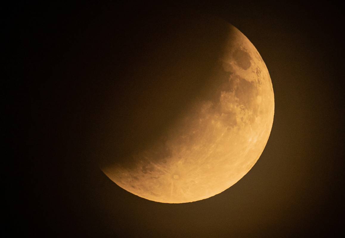 Desde la ciudad alemana de Baden Baden, la Luna se mostró un poco más cálida. Foto: AFP - MICHAEL KAPPELER.