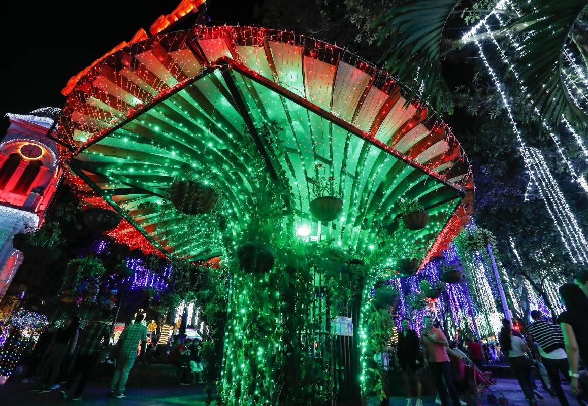 El municipio más pequeño del país recibe miles de turistas y locales para visitar el alumbrado, especialmente en el parque principal. Foto: Róbinson Sáenz