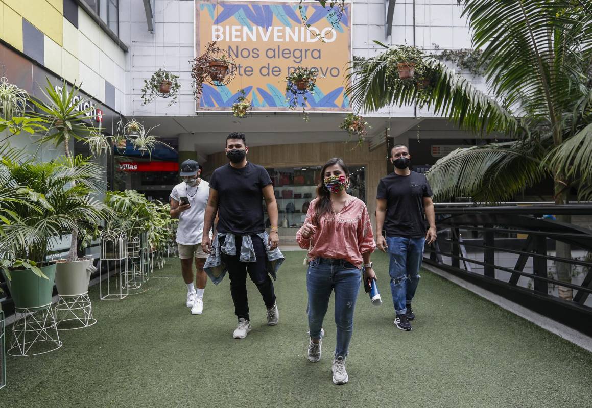 De manera cuidadosa y aplicando los controles de seguridad, en la cuidad de Medellín, aun en época de cuarentena por el covid-19, los centros comerciales Gran Plaza, Oviedo y el Mall de la Frontera, abrieron sus puertas para las personas que desean ir de compras en sus almacenes. Foto: Manuel Saldarriaga Quintero