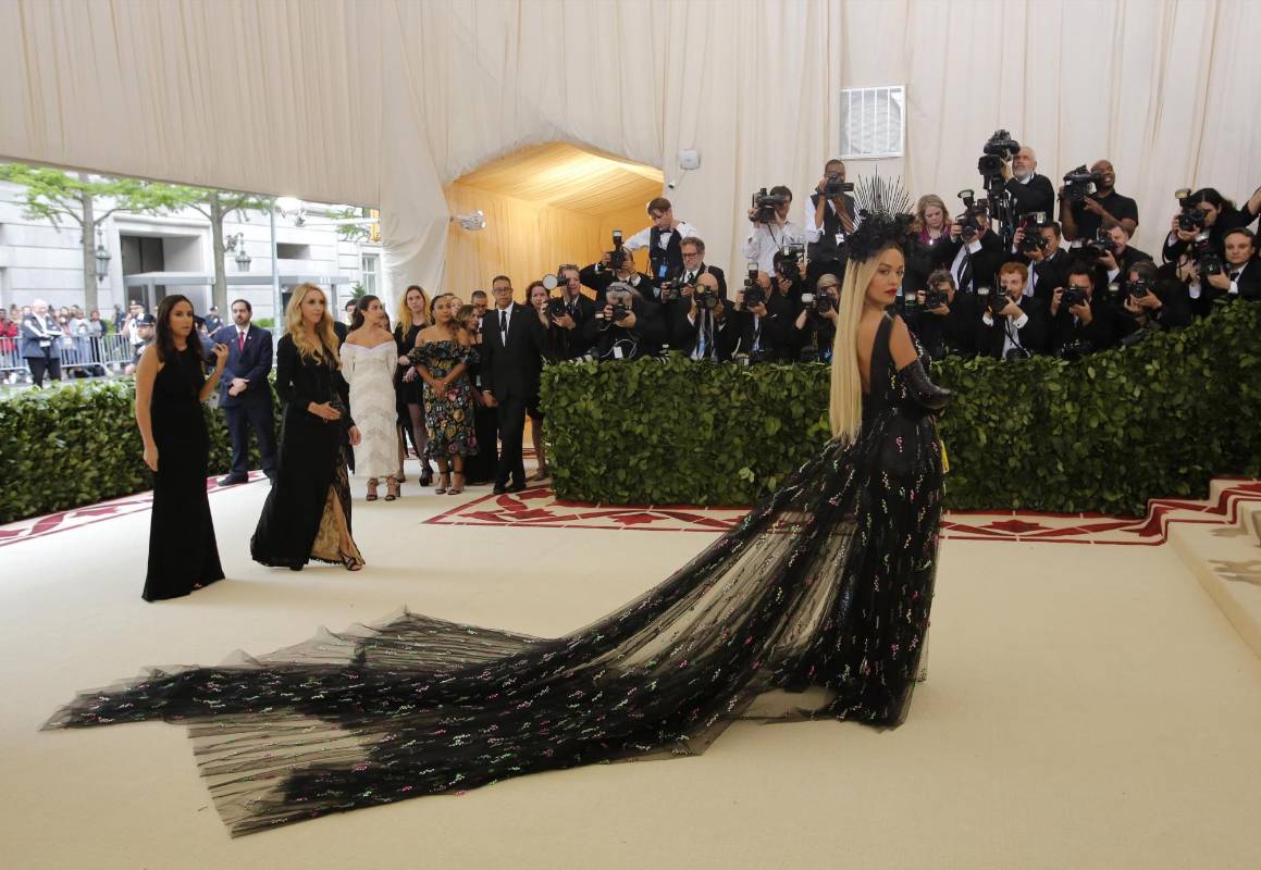 Rita Ora y su interpretación del tema de la gala este año: “Cuerpos celestes: la moda y la imaginación católica”. Vestida por Prada FOTO Reuters