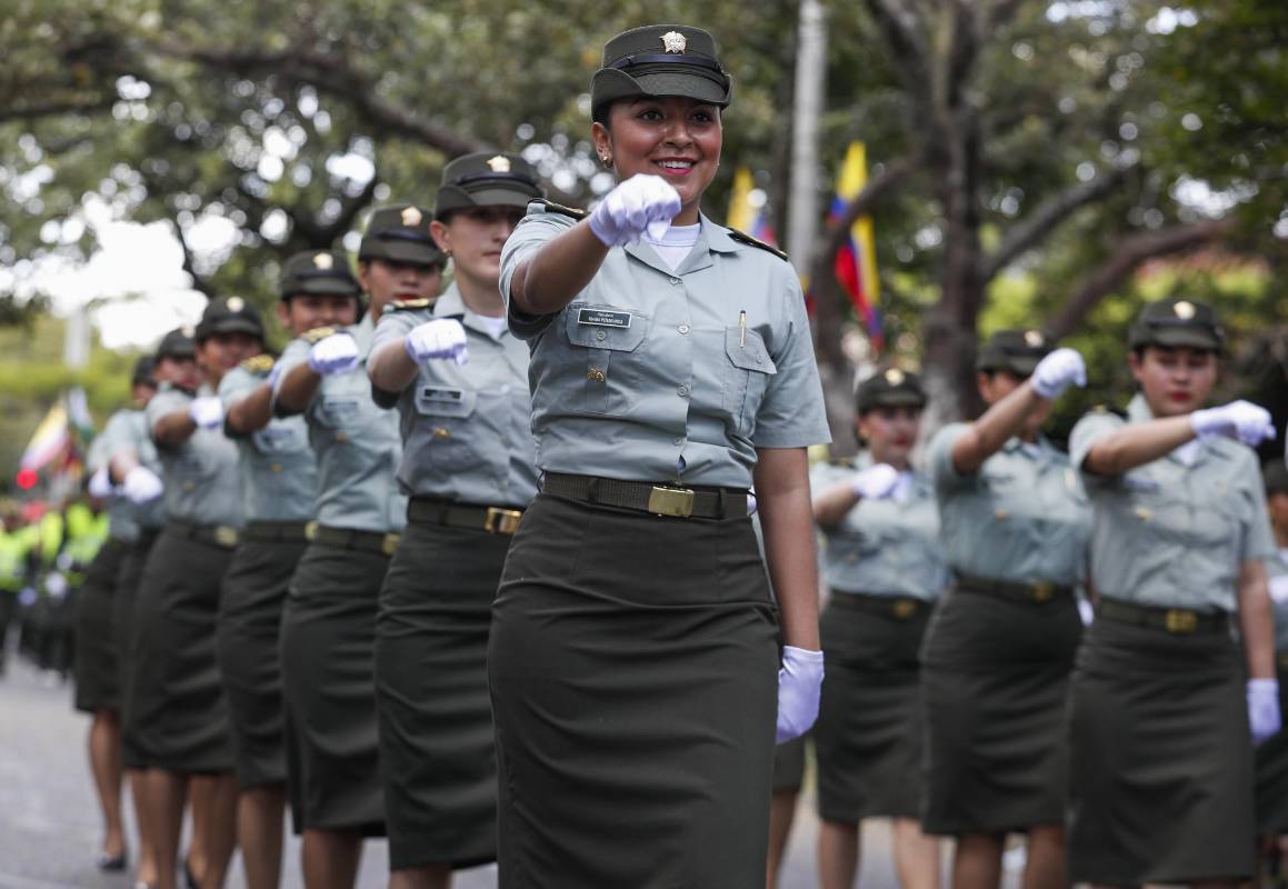 La fiesta de independencia colmó la carrera 70 de Medellín, las Fuerzas Militares, los cuerpos de rescate y los indígenas compartieron con la gente que se volcó a las calles. Foto: Manuel Saldarriaga Quintero.