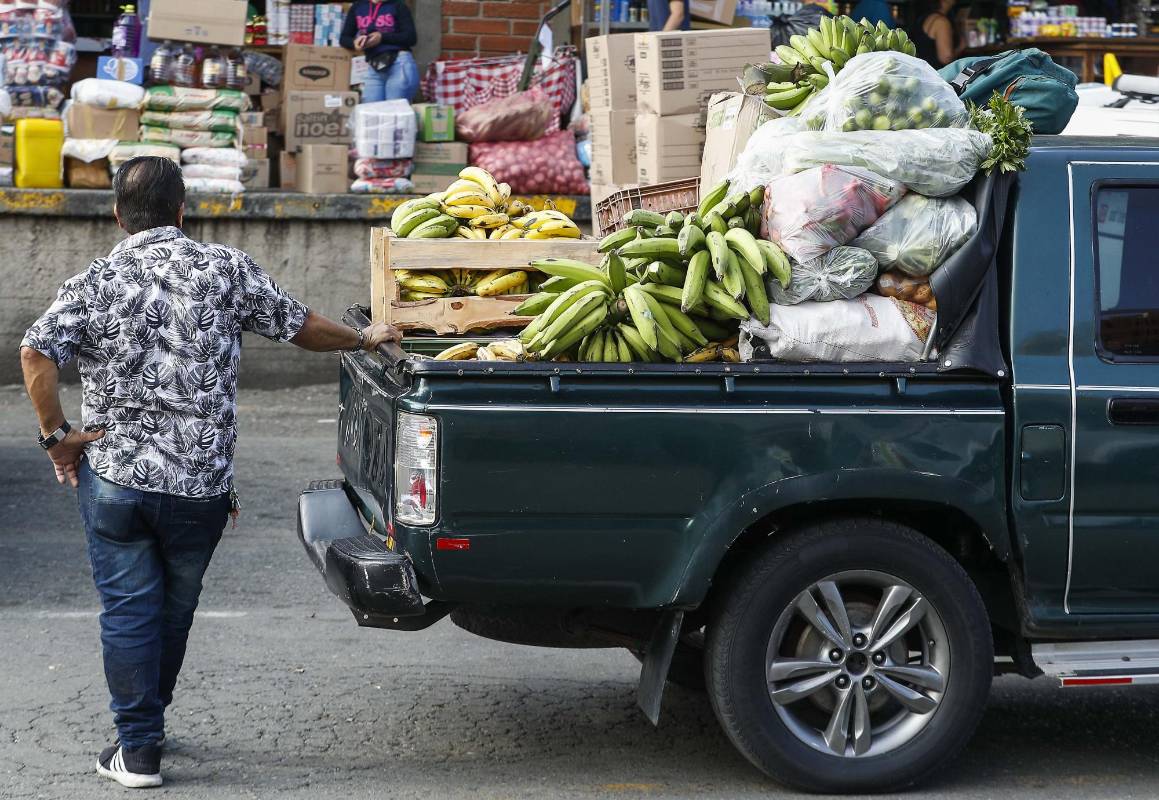 Con un aproximado de 5.985 toneladas de productos proveniente del todo departamento, la plaza Mayorista se abastece para que las familias puedan conseguir a precios económicos sus alimentos. Foto: Manuel Saldarriaga Quintero.