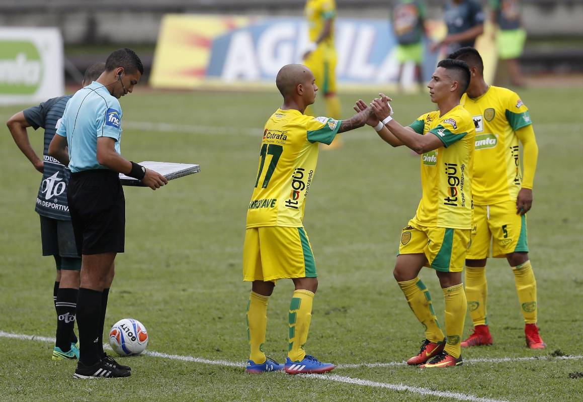 Al minuto 90 Arroyave ingresa a la cancha en lugar de Roger Lemus, en el juego por Copa Águila ante Pereira. Foto: Manuel Saldarriaga