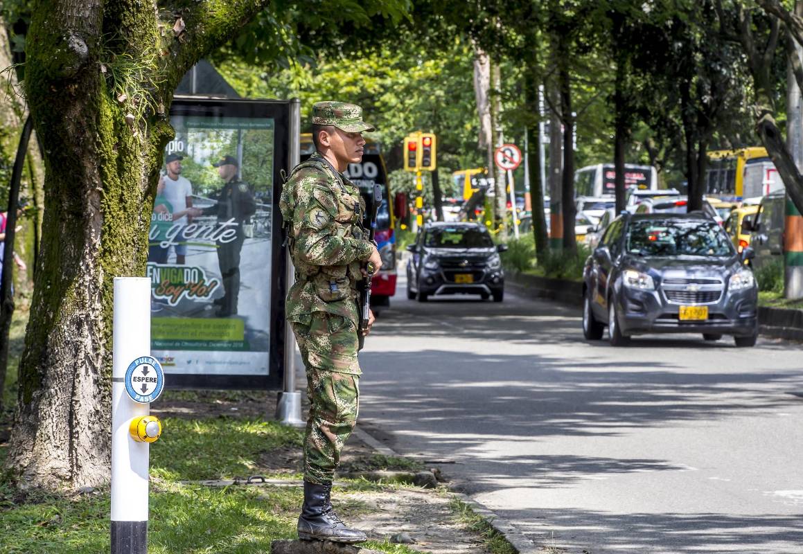Vías principales como la Regional y Las Vegas, aledañas a las estaciones del metro, tuvieron un refuerzo de seguridad con militares y carabineros. FOTOS JUAN ANTONIO SÁNCHEZ