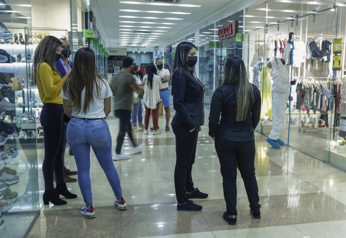 De manera cuidadosa y aplicando los controles de seguridad, en la cuidad de Medellín, aun en época de cuarentena por el covid-19, los centros comerciales Gran Plaza, Oviedo y el Mall de la Frontera, abrieron sus puertas para las personas que desean ir de compras en sus almacenes. Foto: Manuel Saldarriaga Quintero
