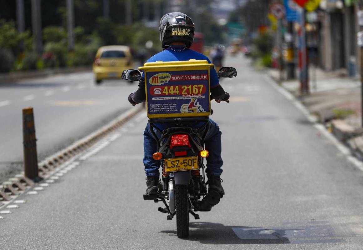 Los grandes supermercados y las tiendas de barrio se transformaron en medio de la pandemia para cuidar a sus clientes y poder sobrevivir económicamente. El domicilio es una de las claves. Foto: Manuel Saldarriaga Quintero.